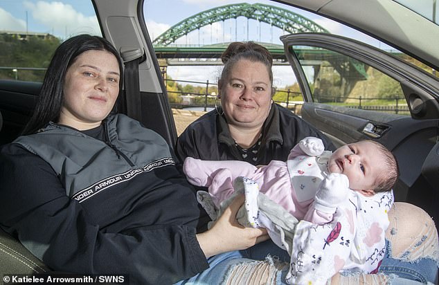 Demi Clark, 22, aus Whiteleas, South Shields, brachte ihr Baby auf dem Vordersitz ihres Ford Mondeo zur Welt – nachdem sie auf dem Weg zum Krankenhaus im Stau stecken geblieben war (im Bild mit ihrer Mutter Maria Clark)