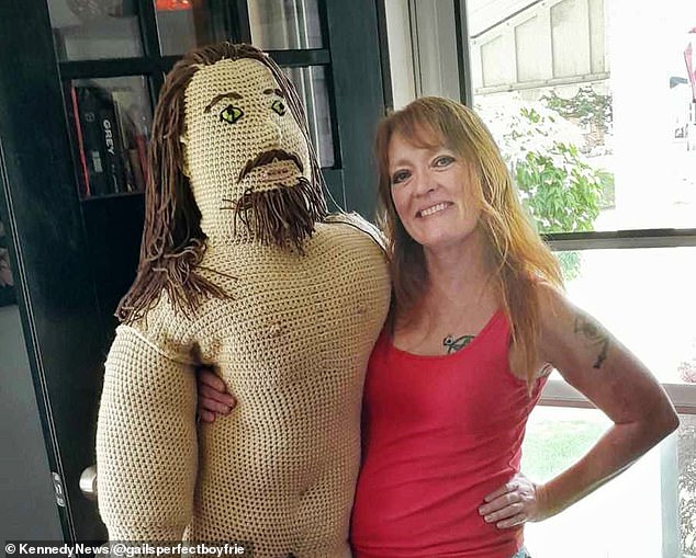 Gail Lyn Bragery, 52, aus Springfield, Ohio, sagte, sie habe eine „Jason Momoa“-Puppe gestrickt, weil sie ihren Freund vermisste (beide im Bild)