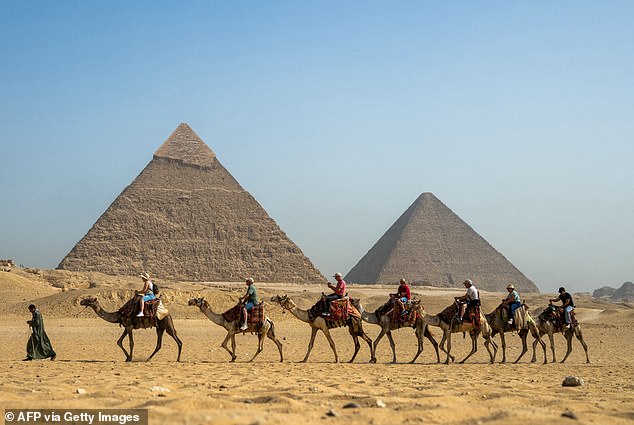 Es sind die Wunder der Antike, die Wissenschaftlern auch heute noch Kopfzerbrechen bereiten.  Nun könnte ein wichtiger Teil des Rätsels um die ägyptischen Pyramiden gelöst sein.  Im Bild: die Große Cheops-Pyramide (rechts) und die Chephren-Pyramide (links) in der Nekropole der Pyramiden von Gizeh