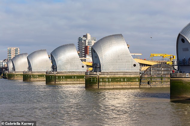 Die Thames Barrier besteht aus einer Reihe von zehn Stahltoren über die gesamte Breite der Themse, die hochgezogen werden, wenn London von Flut und Sturmfluten aus der Nordsee bedroht ist