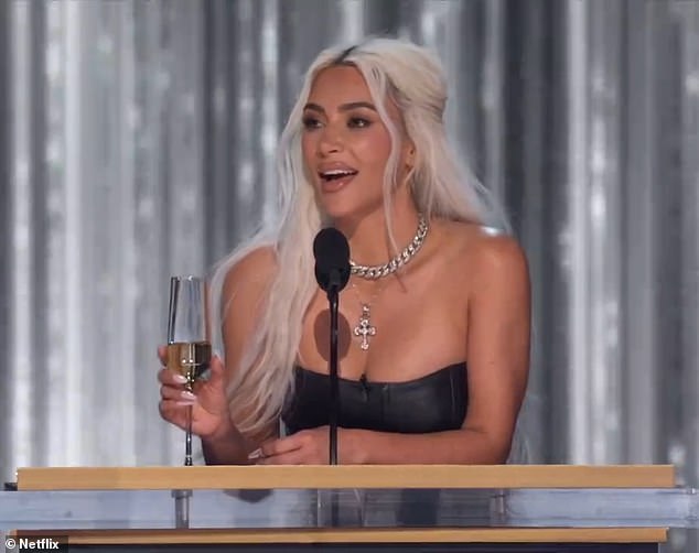 Kardashian trug blonde Locken, als sie bei der Veranstaltung in Südkalifornien ein Champagnerglas in der Hand hielt