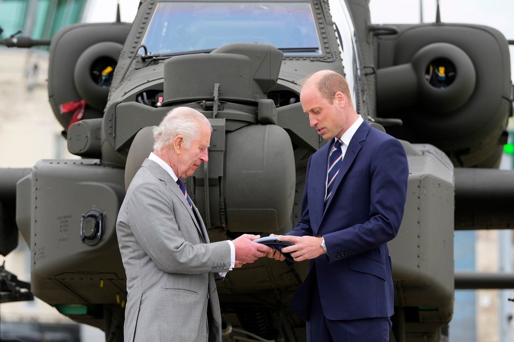 König Karl III. übergibt die Rolle des Obersten des Army Air Corps an Prinz William