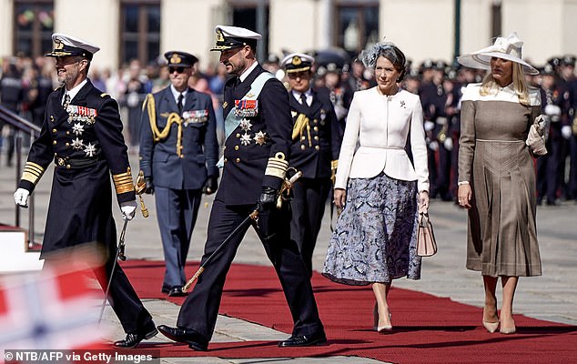 König Frederik ging mit Kronprinz Haakon von Norwegen voran, während Königin Mary mit Kronprinzessin Mette-Marit von Norwegen ging