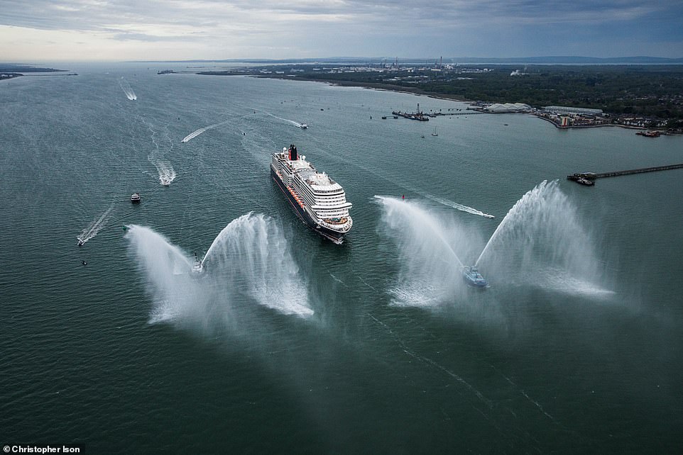 Cunards brandneues Schiff, Queen Anne, ist zum ersten Mal in britische Gewässer eingelaufen und hat einen großen Einlauf in ihren Heimathafen Southampton gemacht