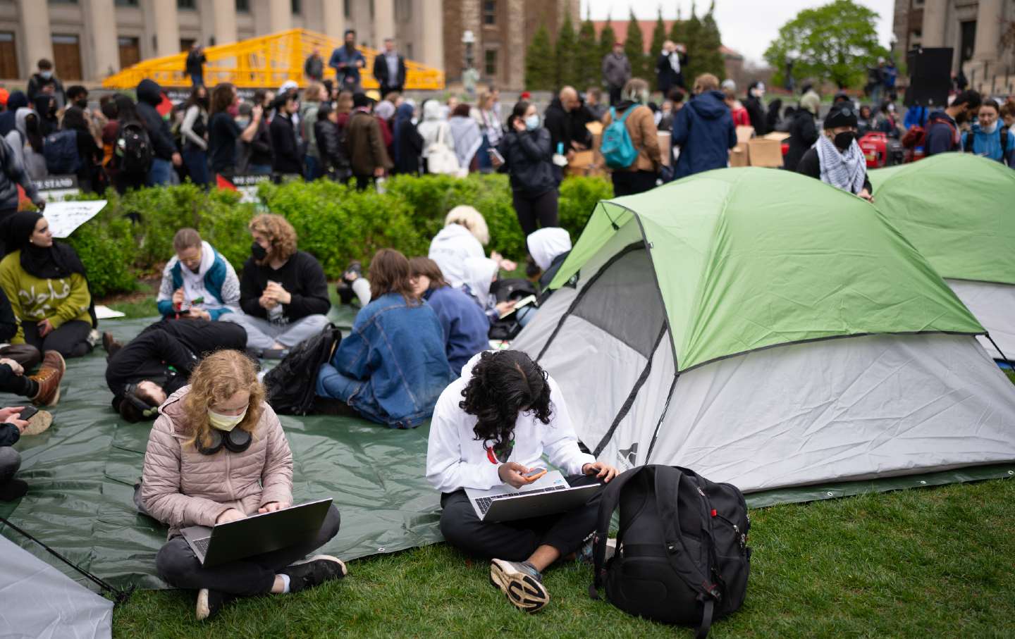 Auf dem Campus der University of Minnesota in Minneapolis versammelten sich einige hundert Menschen vor der Coffman Memorial Union, um einen Waffenstillstand in Gaza zu fordern, bevor sie am Montagnachmittag, dem 29. April 2024, ein Lager auf dem Rasen errichteten.
