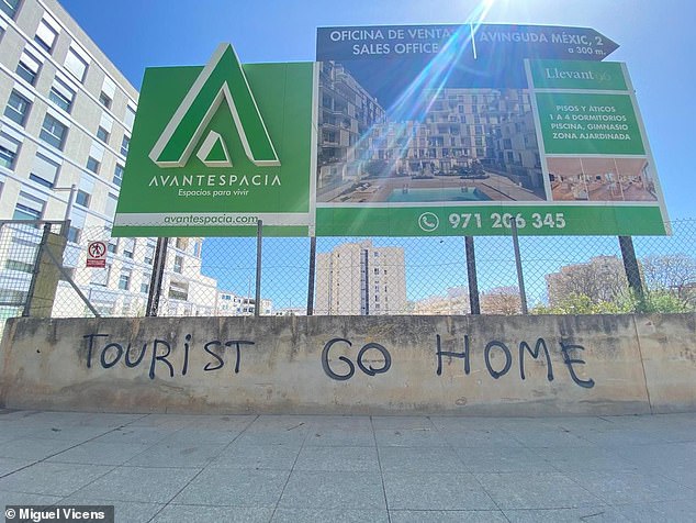 Die Worte „Go Home Tourist“ waren auf Englisch über eine Wand unter einer Werbetafel für Immobilien in Nou Llevant auf Mallorca gekritzelt, einem Viertel, das in den letzten Jahren einen massiven Zustrom ausländischer Käufer erlebt hat