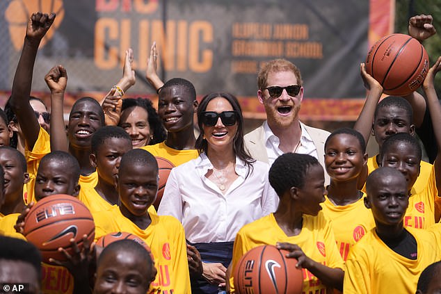 Prinz Harry und Meghan letzten Sonntag in der Dream Big Basketball Clinic in Lagos, Nigeria