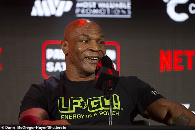 Mike Tyson bezeichnete Jake Paul während der Pressekonferenz am Donnerstag in Arlington, Texas, als „fett“.