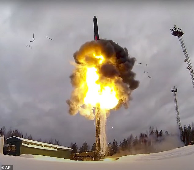 Die Interkontinentalrakete Yars wird während einer Militärübung in Russland von einem Flugplatz aus abgefeuert