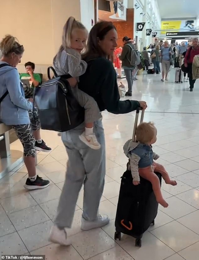 Lisa Flom aus Minneapolis, Minnesota, enthüllte auf TikTok ihren bizarren Trick, wie man mit zwei kleinen Kindern durch einen Flughafen reist