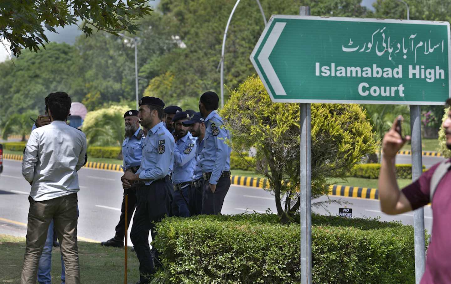 Im August 2023 stehen Polizisten Wache vor dem Islamabad High Court in Islamabad, Pakistan.