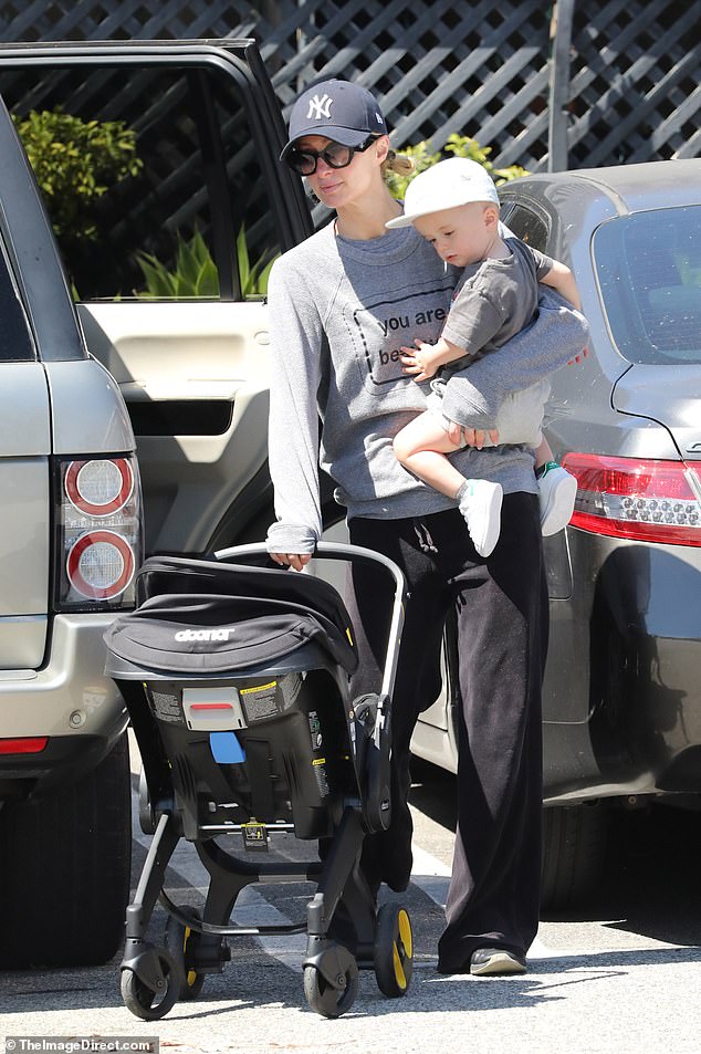 Paris Hilton zeigte sich lässig und blieb unauffällig, als sie am Montag mit ihrem einjährigen Sohn Phoenix in Los Angeles Besorgungen machte