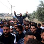 Palästinenser bewerfen bei Protesten gegen den Krieg im Westjordanland Steine ​​auf das Auto von EU-Diplomaten