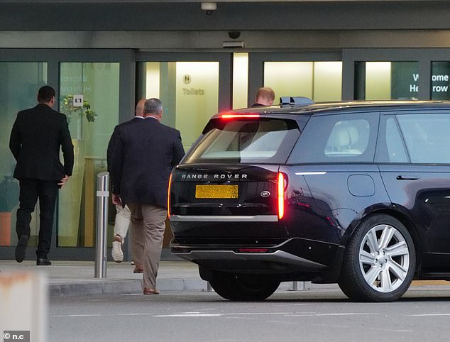 Prinz Harry wird gesehen, wie er beim Verlassen des Vereinigten Königreichs in der Windsor-Suite am Flughafen Heathrow ankommt
