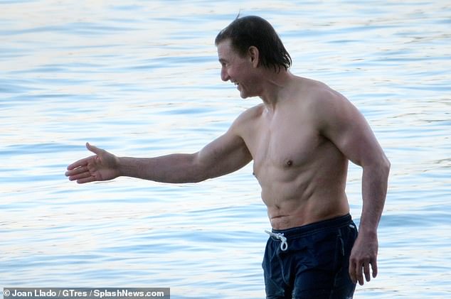 Tom Cruise, 61, zeigte fast 40 Jahre nach „Top Gun“ seinen hemdlosen Körper, als er in seine Badehose schlüpfte, um auf Mallorca ein Bad zu nehmen, bevor er Socken und Turnschuhe anzog