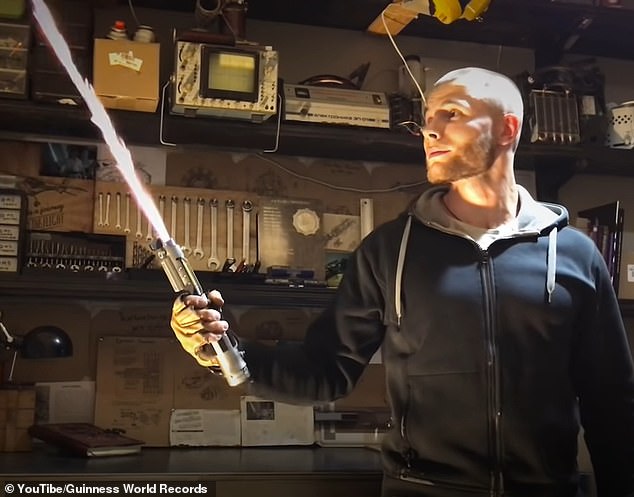 Der russische YouTuber Alex Burkan stellte im Jahr 2022 das erste einziehbare Lichtschwert der Welt her. Die Klinge hat die Fähigkeit, durch Stahl zu schneiden, funktioniert aber nur 30 Sekunden lang und sieht nicht sehr nach dem perfekt geraden Farbstrahl wie in den Filmen aus