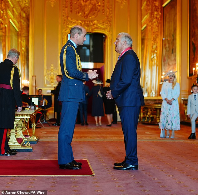 Peter Shilton aus Colchester wird vom Prinzen von Wales auf Schloss Windsor zum Kommandeur des Order of the British Empire ernannt