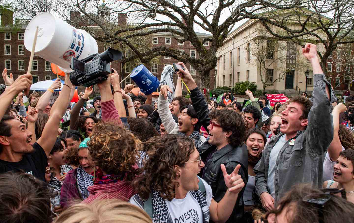 Pro-palästinensische Studenten feiern an der Brown University