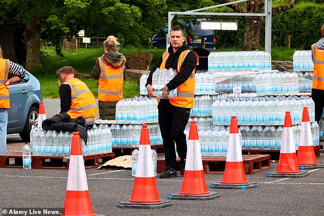 South West Water verteilte gestern auf dem Broadsands-Parkplatz in Brixham Notrationen an Mineralwasser an alle, die vom Cryptosporidium-Ausbruch betroffen waren