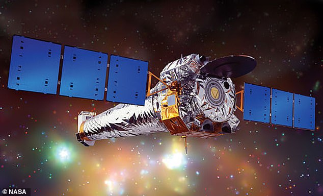 Dr. McDowell arbeitet mit dem Chandra-Röntgenteleskop der NASA (oben), das 1999 gestartet wurde, um Röntgenemissionen von explodierten Sternen, weit entfernten Galaxienhaufen und den Materie wirbelnden Schwarzen Löchern zu sammeln.  Das Chandra-Team schaltete den Satelliten teilweise ab, um den Sonnensturm zu überstehen