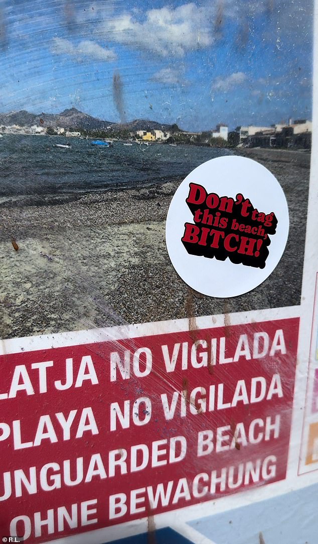 Aufkleber mit dem Motto „Don't tag this beach, b**tch!“  wurden rund um die Strandeingänge gesichtet, als Mallorca versucht, den Tourismus einzudämmen