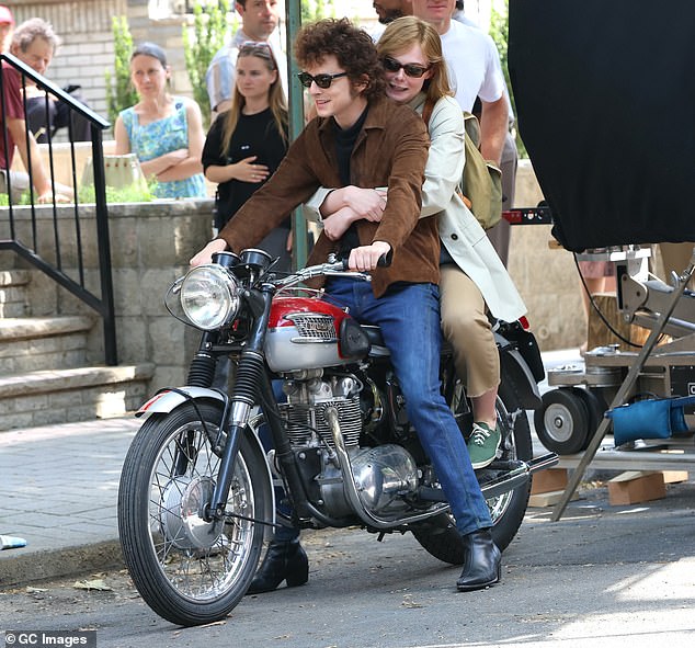 Der 28-jährige Schauspieler wurde am Set in Hoboken, New Jersey, von seiner Co-Darstellerin Elle Fanning, 26, begleitet, als sie eine Szene auf einem Motorrad drehten