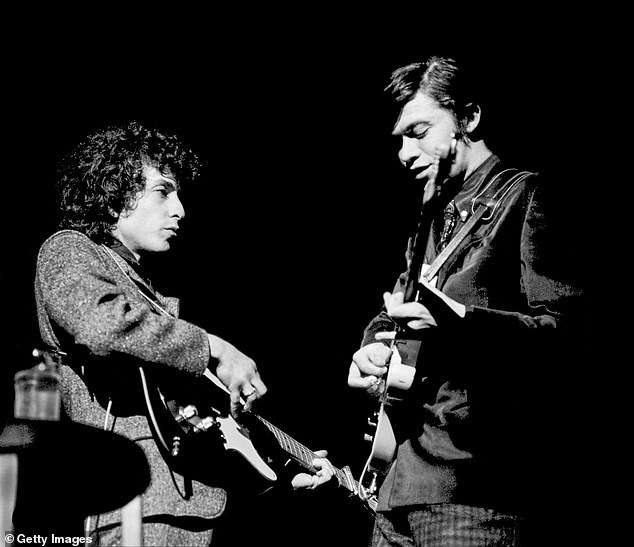 Für „A Complete Unknown“, bei dem James Mangold Regie führte und Co-Autor war, gibt es noch keinen Veröffentlichungstermin. Dylan wurde 1966 mit Robbie Robertson von The Band in Philadelphia gesehen.