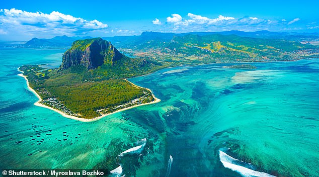 Kris sagt, es gebe auf Mauritius mehr „Möglichkeiten und Abenteuer“. Oben: der Berg Le Morne Brabant der Insel