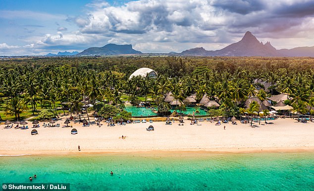 Laut Kris ist es „ein Kinderspiel, die unglaublichen Outdoor-Aktivitäten und die natürliche Schönheit“ von Mauritius voll auszunutzen. Oben der Strand von Flic en Flac auf der Insel