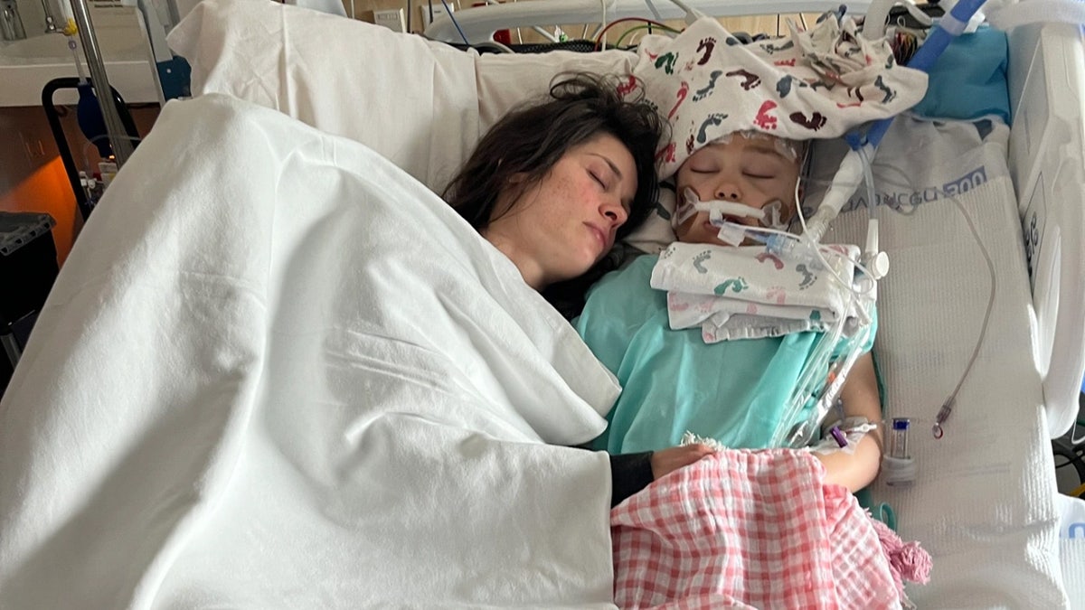 Lucy Morgan und ihre Mutter schlafen in einem Krankenhausbett