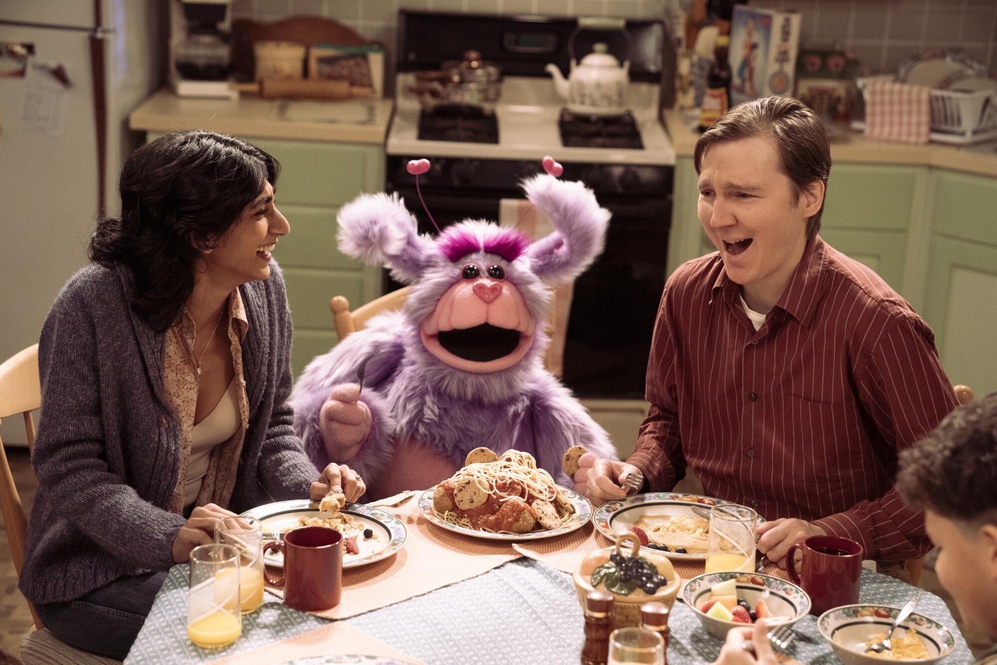 Paul Dano ist Gaststar in "Fantasien" als Mann mit Gefühlen für eine Alf-ähnliche Muppet