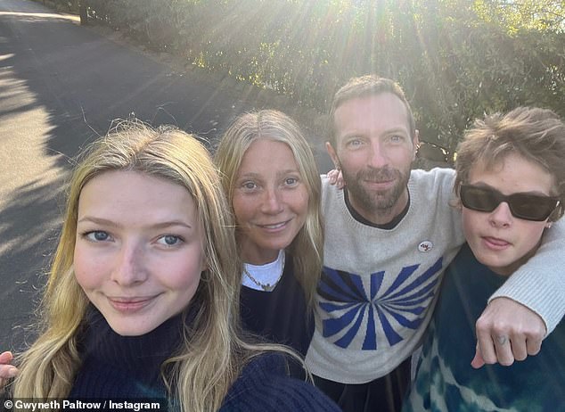 Chris ist mit seiner Ex Gwyneth Paltrow und ihren Kindern Apple und Moses zu sehen.