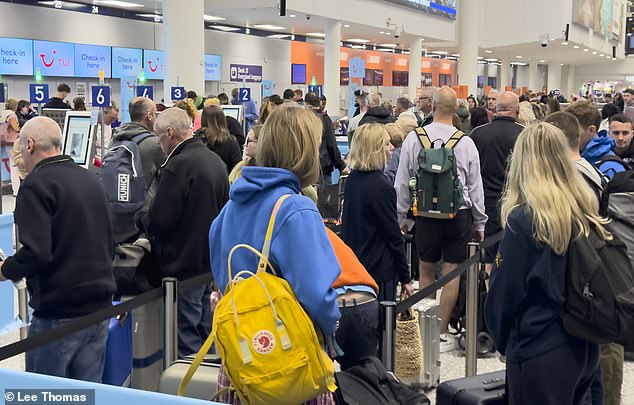 The problem has now spread to Bristol airport as well, where long lines have also started to form following delays in check-in and border control