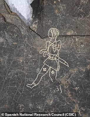Die Gravuren auf der Tafel, die auf etwa 600 bis 400 v. Chr. zurückgehen, scheinen wiederholte und übereinander gelegte Darstellungen von Gesichtern, geometrischen Formen und drei Kriegern in einer Kampfszene zu zeigen, wie Beamte auf ihren vorläufigen Fotos enthüllten.