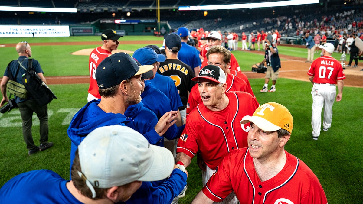 Washingtoner Gesetzgeber nehmen am jährlichen Kongress-Baseballspiel teil