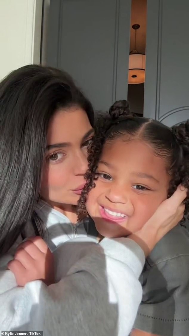 Im Oktober 2019 machte Jenner Schlagzeilen, als sie einen 16-minütigen Rundgang durch ihr Büro bei Kylie Cosmetics zeigte und das Video mit einem ihrer berühmtesten Momente beendete. Ihr Weckruf aus drei Worten wurde von anderen Prominenten erwähnt und gesungen, nachdem sie spielerisch gesungen hatte, um ihr erstes Kind Stormi aufzuwecken.