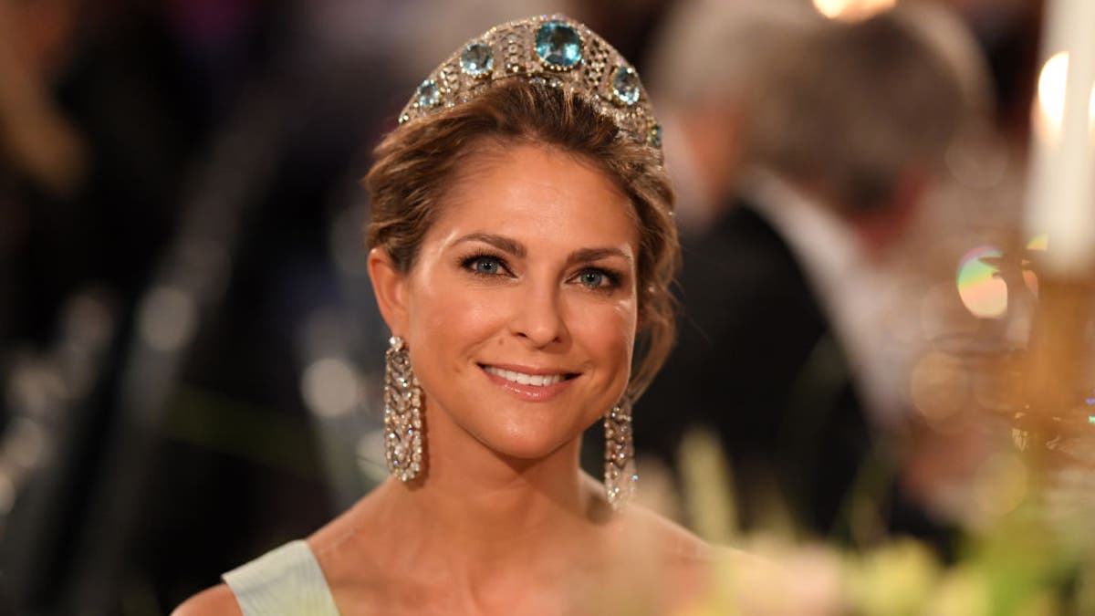 Prinzessin Madeleine von Schweden lächelt und trägt Krone