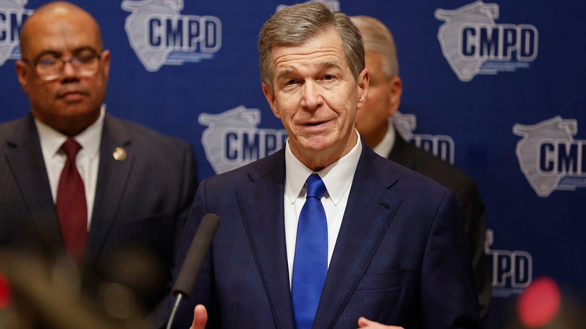 Der Gouverneur von North Carolina, Roy Cooper, spricht auf einer Pressekonferenz in Charlotte