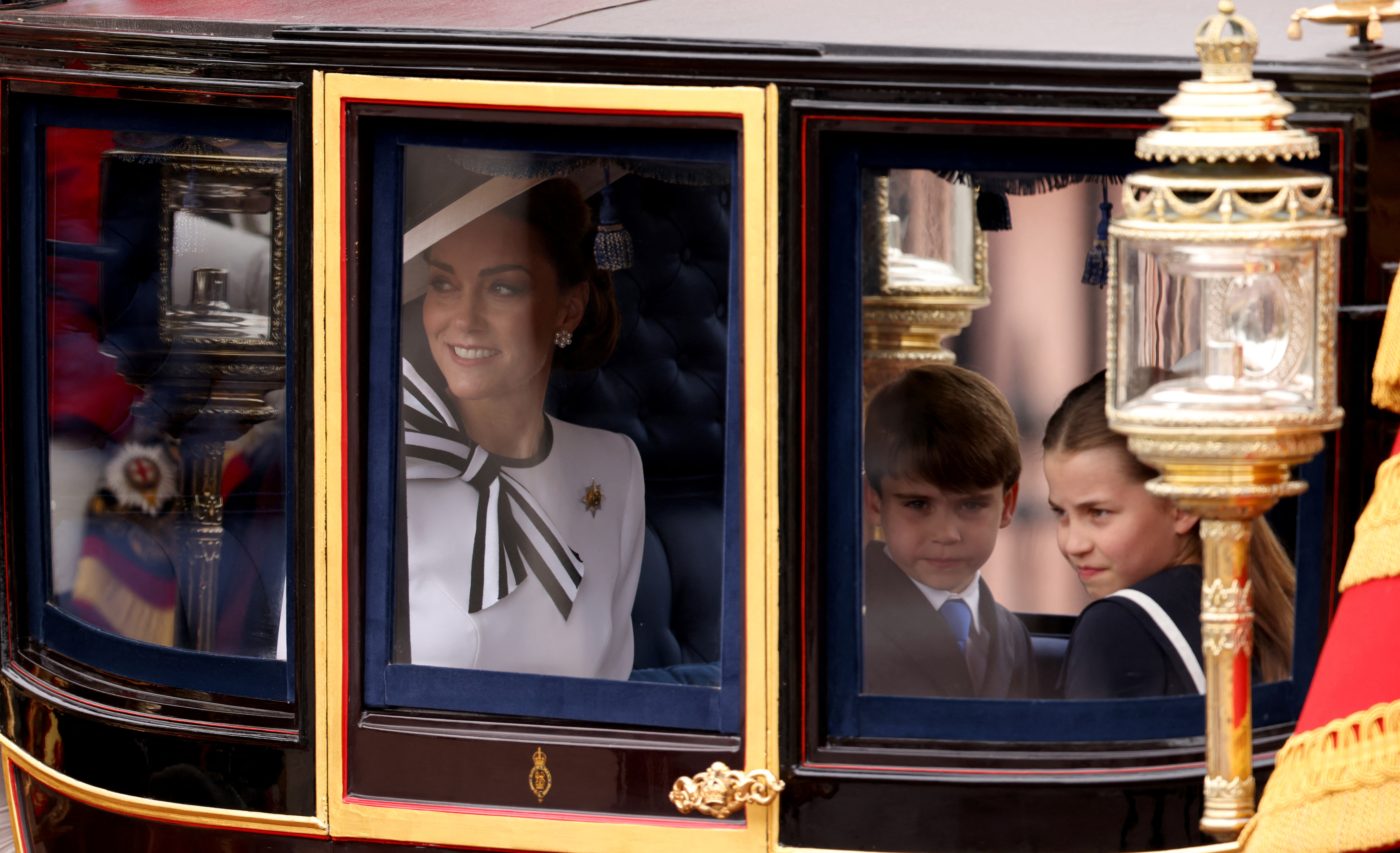Die Briten Catherine, Prinzessin von Wales, Prinz George, Prinzessin Charlotte und Prinz Louis nehmen an der Trooping the Colour-Parade zu Ehren des britischen Königs Charles an seinem offiziellen Geburtstag am 15. Juni 2024 in London, Großbritannien, teil.
