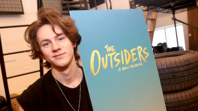 Brody Grant gibt sein Broadway-Debüt im Musical „The Outsiders“