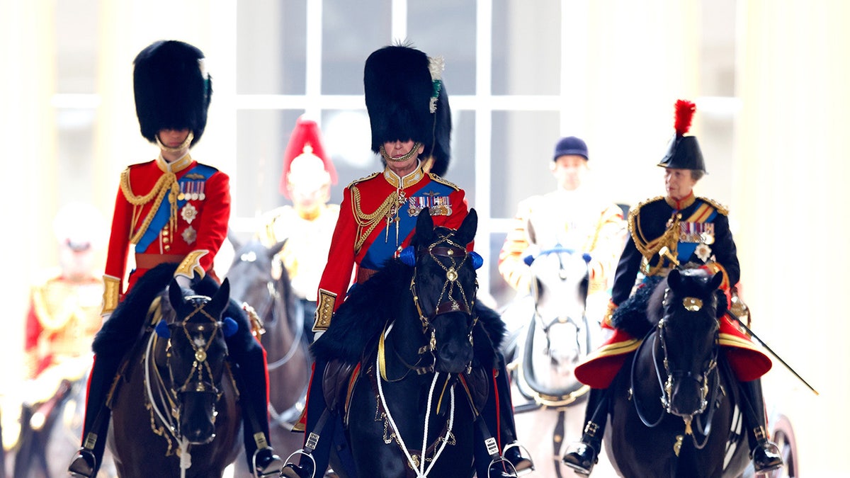 König Charles reitet zwischen Prinz William und Prinzessin Anne