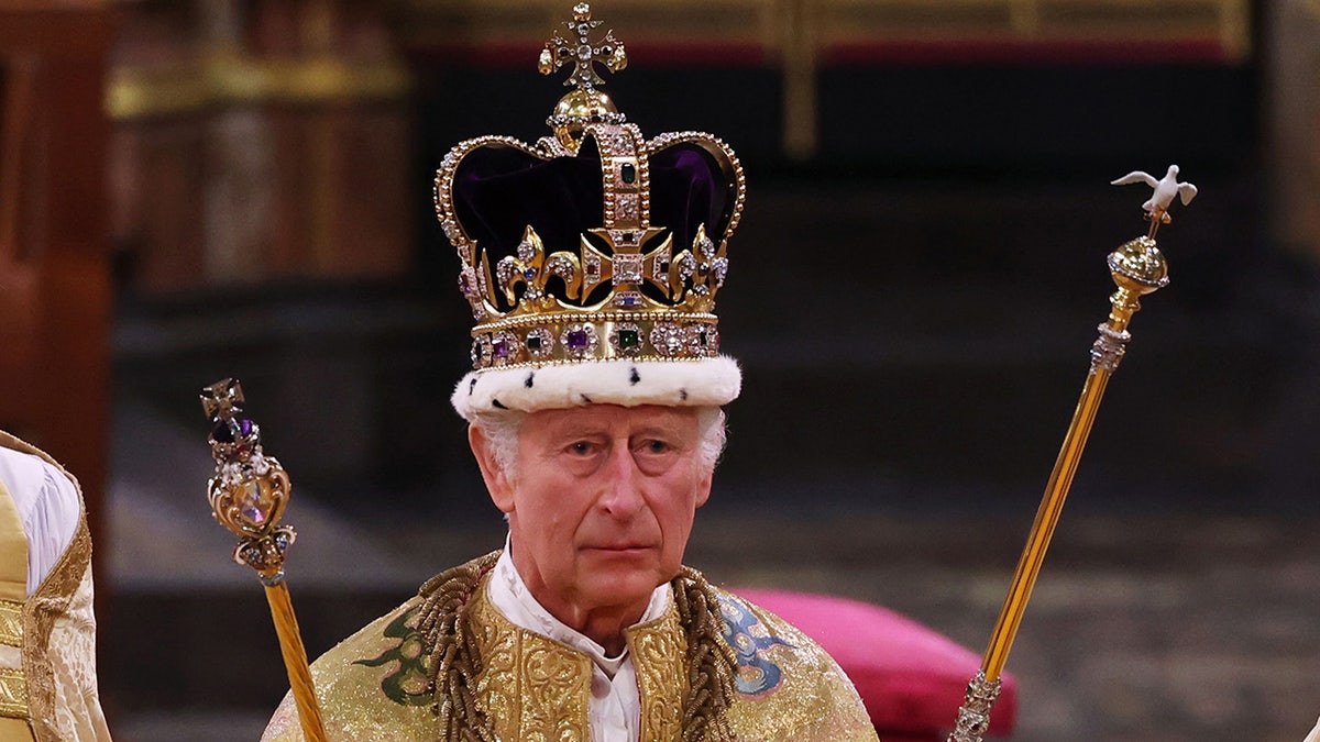 Eine Nahaufnahme von König Charles mit Krone und königlicher Robe