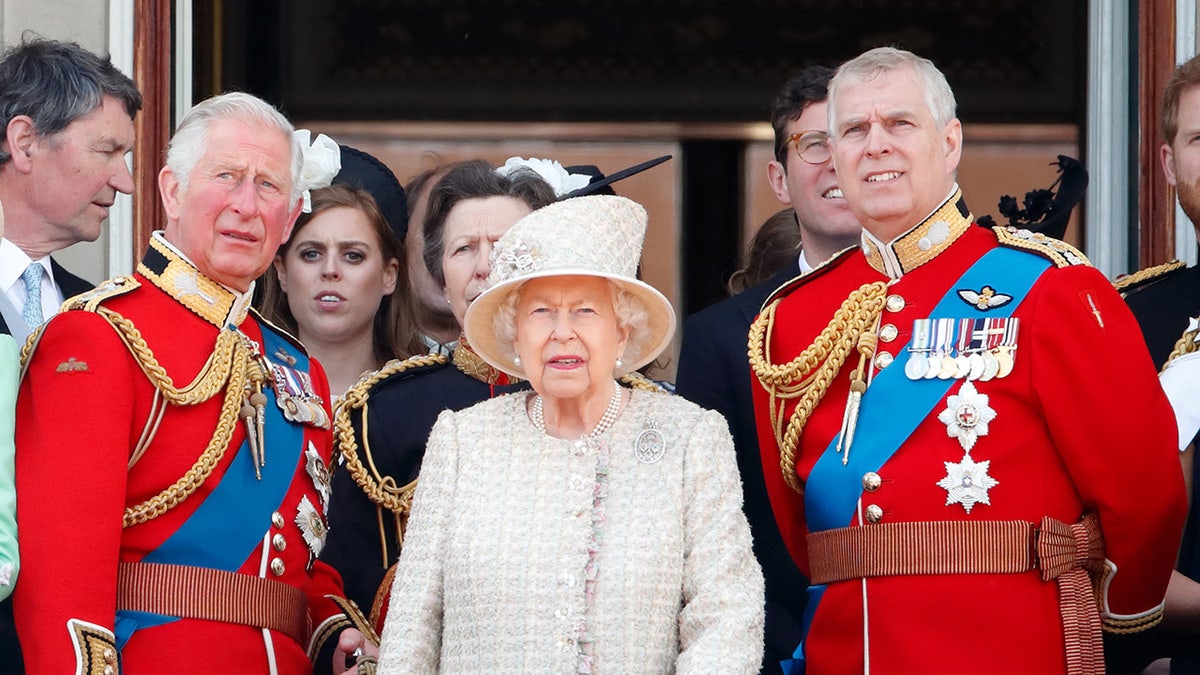 Königin Elizabeth steht zwischen Prinz Charles und Prinz Andrew auf dem Palastbalkon.