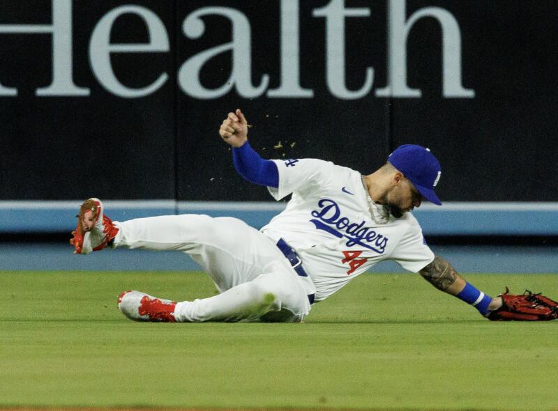 Dodgers-Centerfielder Andy Pages macht im siebten Inning einen Sliding Catch.
