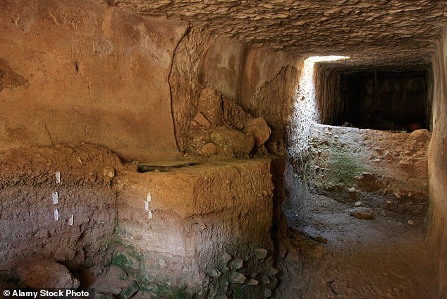 Archäologen haben 2004 eine Höhle entdeckt, in der Johannes der Täufer angeblich viele seiner Jünger gesalbt hat.
