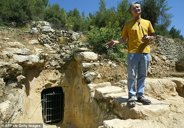 Ein Team unter der Leitung des britischen Archäologen Shimon Gibson grub die Höhle aus und fand 250.000 Scherben von kleinen Krügen, die möglicherweise bei Reinigungsritualen verwendet wurden.