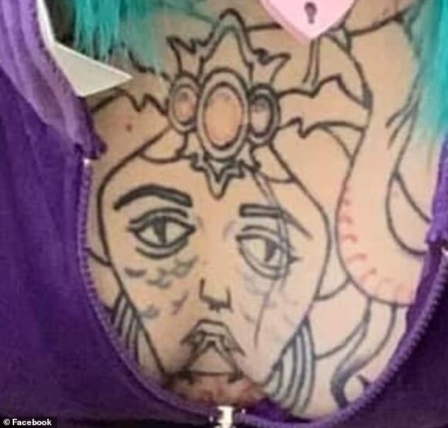 Dieses Bild, das ursprünglich auf Facebook geteilt wurde, scheint ein fragwürdiges Gesicht auf der Brust einer Frau zu zeigen