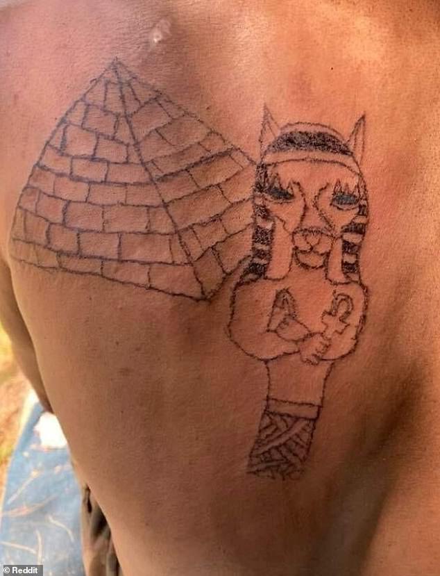 Eine Person ließ sich ein Tattoo stechen, das aussieht wie ein ägyptischer Pharao, der ein Ankh-Symbol neben einer Pyramide hält – es sieht aber so aus, als hätte es ein Kind gezeichnet.