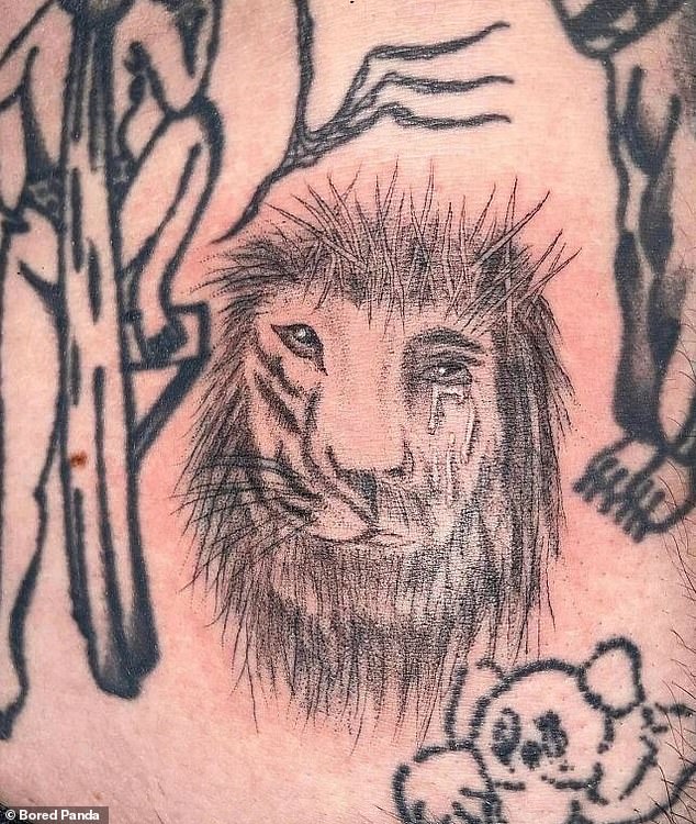 Ein Tattoo-Liebhaber ließ sich ein fragwürdiges Bild eines weinenden Löwen auf die Haut stechen