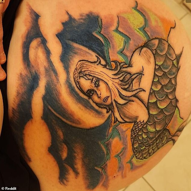 Dieses fragwürdige Meerjungfrauen-Tattoo könnte Ihnen den Kopf verdrehen, da nicht klar ist, in welcher Position sie sitzt